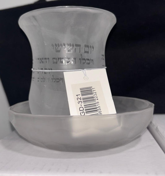 כוס קידוש עם צלוחית – יום השישי | גובה 8 ס״מ | קוטר 7 ס״מ